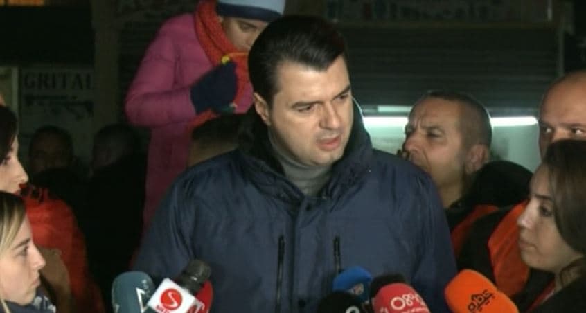 Basha në krahë të banorëve të "Astirit": Nuk mjafton ikja e disa ministrave, duhet rrëzimi i Ramës (VIDEO)