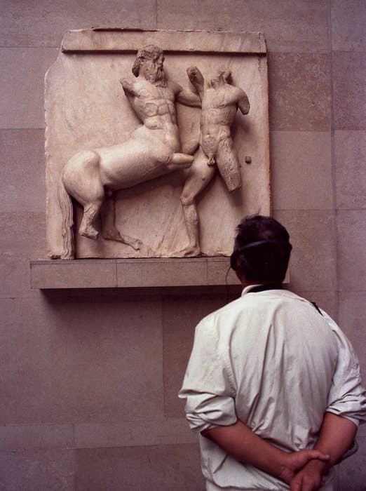 Luvri i huazon metopen e Parthenonit Athinës (FOTO)