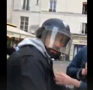 Zyrtari i sigurisë së Macron filmohet duke rrahur protestuesit ndërsa mbante maskë policie (VIDEO)