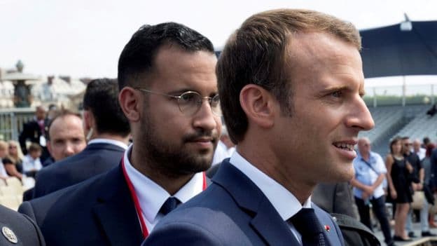 "Çështja Benalla", deputetët francezë kritikojnë ministrin për dhunën e truprojës së Macron, presidenti urdhëron riorganizim të stafit