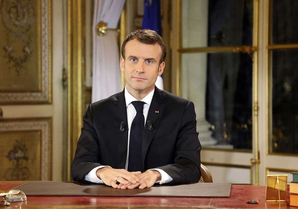 Macron dorëzohet edhe para “xhaketave blu”