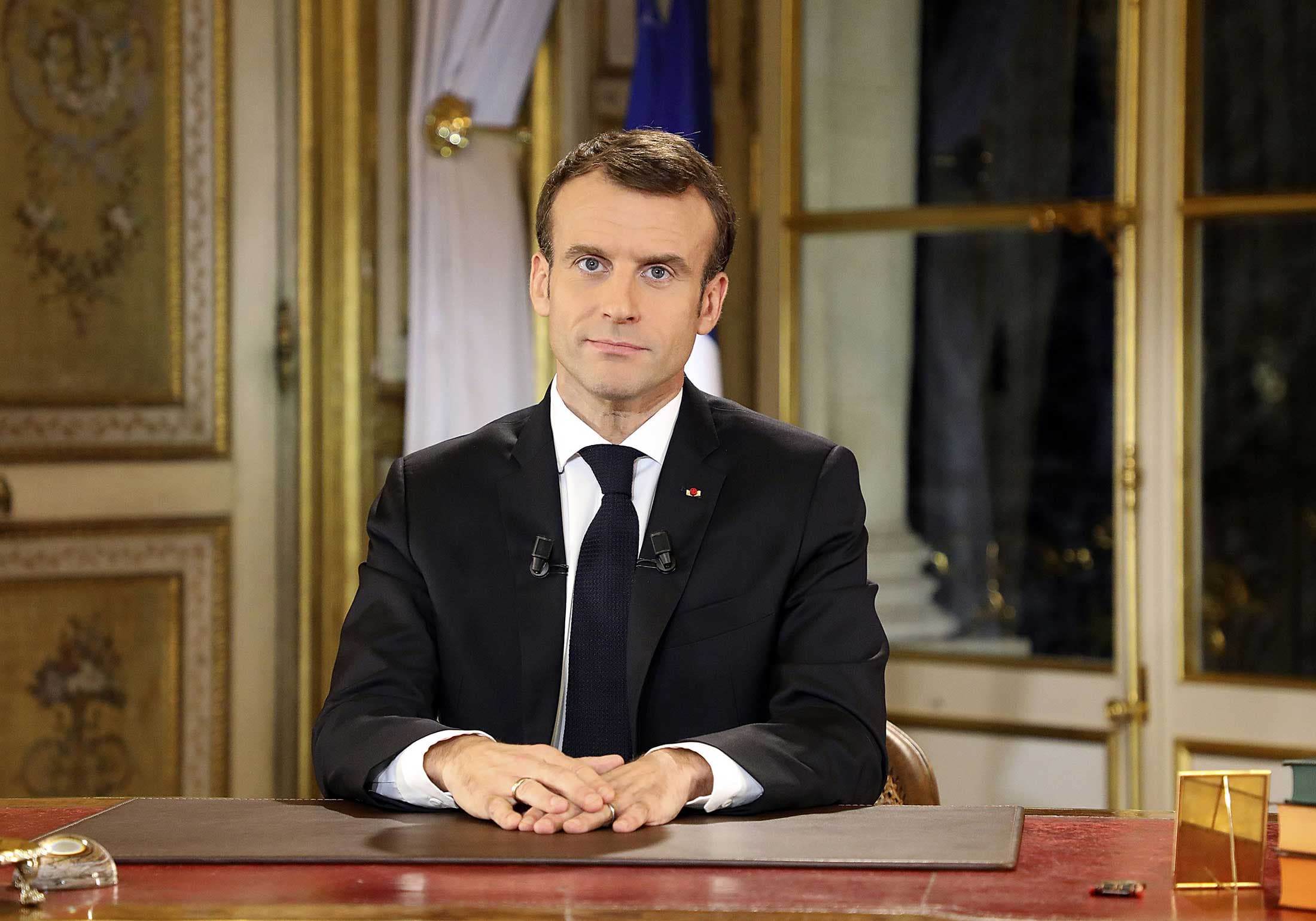 Riedukimi i Makronit/ Si e zbritën francezët me këmbë në tokë presidentin perandorak