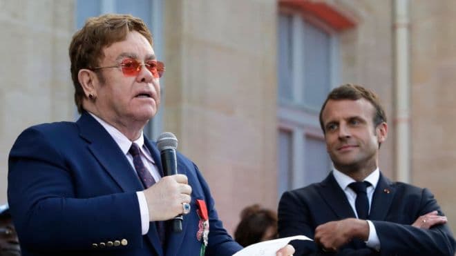 Koncerti në Paris, Elton John merr nderimin më të lartë (VIDEO)