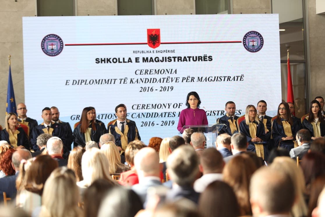 SHBA e BE inkurajojnë magjistrantët e rinj: Do t'ju mbështesim, ndryshoni sistemin e drejtësisë (VIDEO)