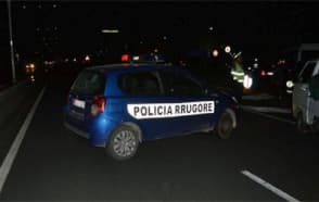 I riu aksidenton një grua tek mbikalimi i Saukut dhe dërgon vetë në spital