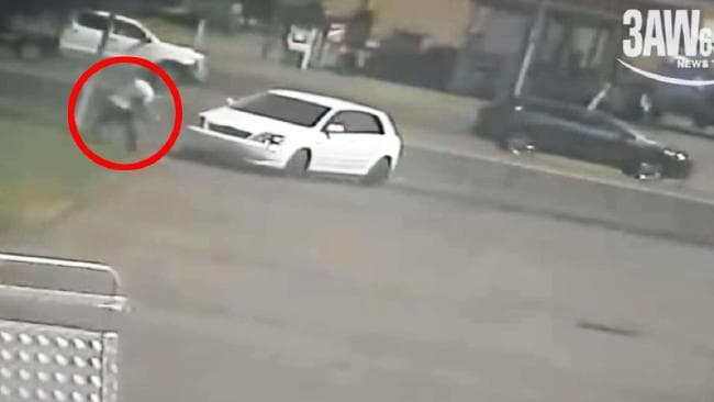 Makina godet kalimtarin, por ajo që ndodh më vonë habit policinë (VIDEO)