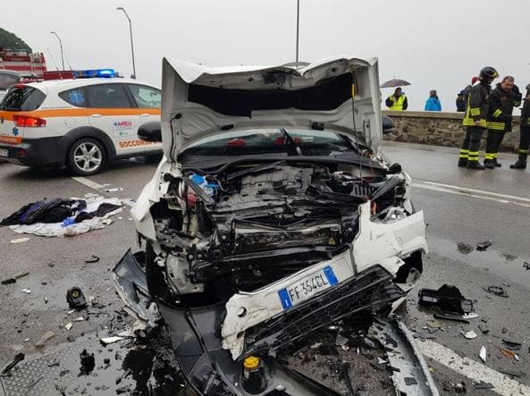 Dy makina përplasen kokë më kokë, i riu shqiptar humb jetën 3 italianë plagosen