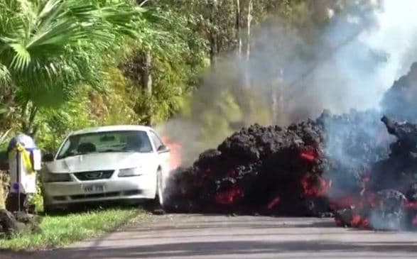 Llava "gëlltit" makinën në Hawaii (VIDEO)