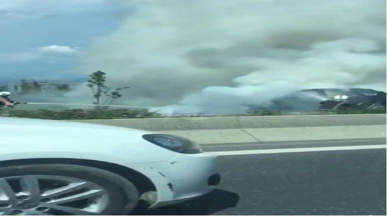 Aksident në autostradën Tiranë-Durrës, makina merr flakë (VIDEO)