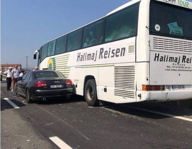 4 makina dhe autobusi nga Kosova përplasen në autostradën Tiranë-Durrës
