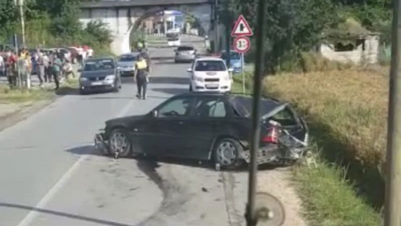 Cërrik, automjeti del nga rruga dhe shpërthen në flakë, në Elbasan makina përplas për vdekje tregtarin anës rrugës