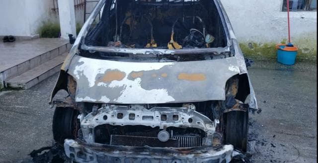 Vlorë, digjet makina e punonjësit të Hipotekës (VIDEO)