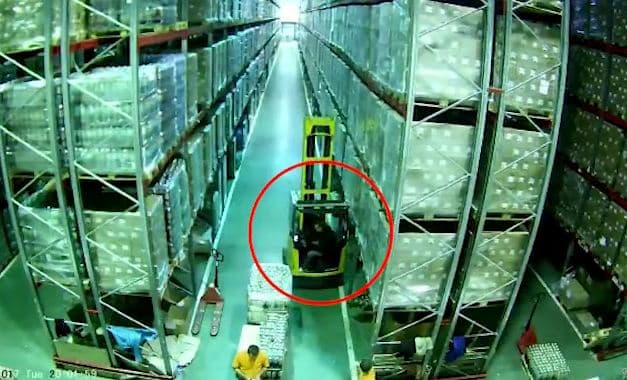 Një gabim i vogël shkatërron magazinën pas një efekti domino (VIDEO)