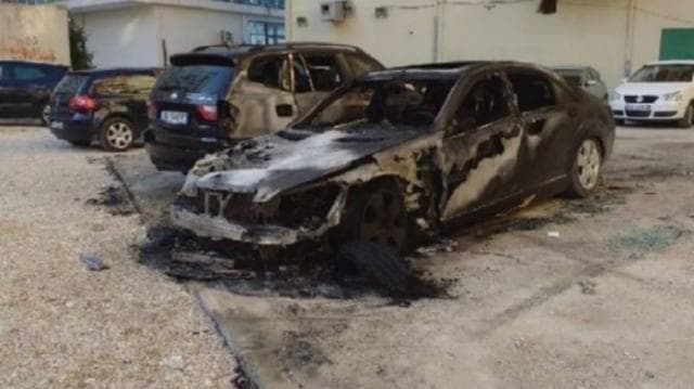 Shpërthejnë në flakë tre makina në parkingun e një pallati te Liqeni i Thatë