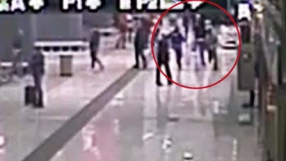 Shqiptari vdes në aeroport pas ndjekjes, familjarët akuzojnë policinë