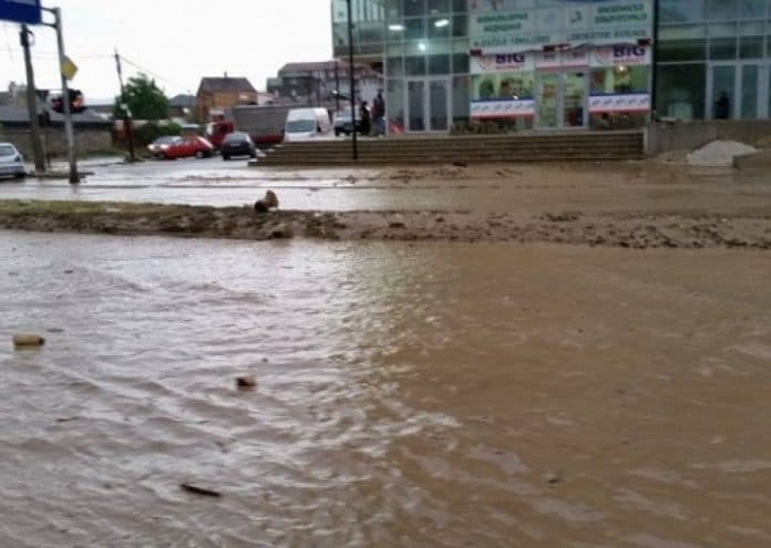 Alarm në Maqedoni, rritet niveli i lumenjve (FOTO)