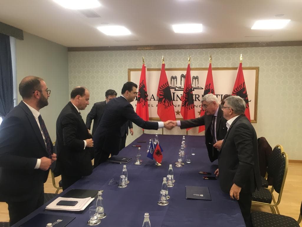 Koalicioni opozitar firmos marrëveshjen: S’ka zgjedhje me Ramën (VIDEO)