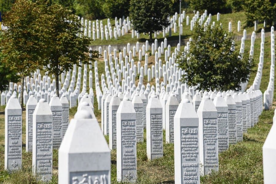 Përkujtohet 24 vjetori i masakrës së Srebrenicës, gjenocidi më i rëndë në Europë/ Mogherini dhe Hahn me deklaratë të përbashkët