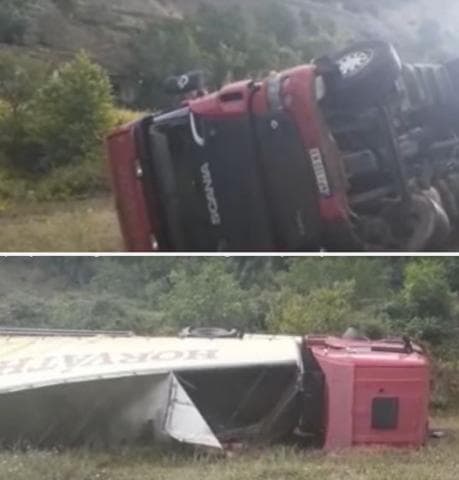  Aksident në Librazhd/ Traileri me targa serbe përmbyset në anë të rrugës