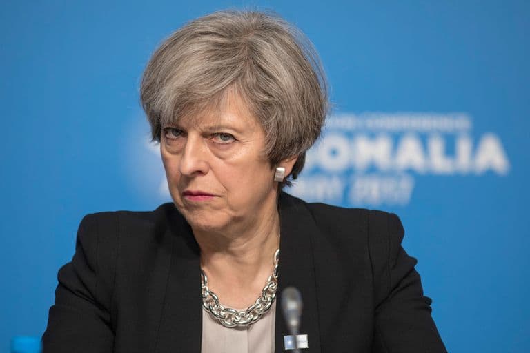 Brexit-i i butë i kryeministres britanike/ Pas qeverisë, nis edhe shkërmoqja e partisë