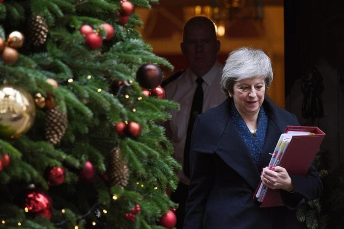 Brexit/ May i mbijeton mocionit të mosbesimit në partinë e saj