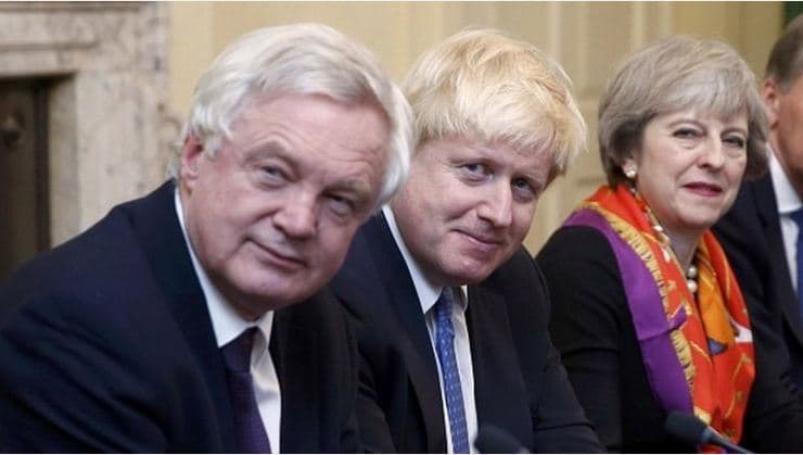 May mbron planin për “Brexit”, pavarësisht dorëheqjes së ministrave dhe krizës që ka përshirë qeverinë e saj