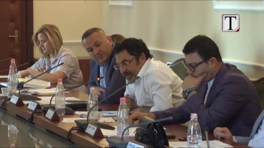 Mazhoranca “dorëzon” gjyqtarët tek presidenti Meta (VIDEO)