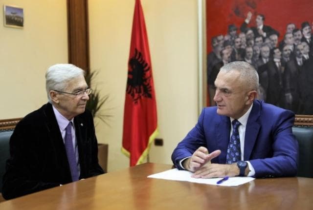  Meta dekoron ish-presidentin Meidani në 76 vjetorin e lindjes me “Dekoratën e Flamurit Kombëtar”