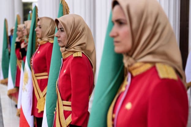 BBC: Një vizitë në kampin e MEK në Manzë, ku opozitarëve luftëtarë të Iranit nuk u lejohet as të mendojnë për seksin