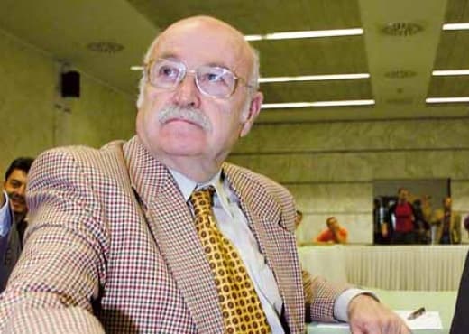 Ish-kryeministri shqiptar uron të vëllain me dy foto të fëmijërisë (FOTO)