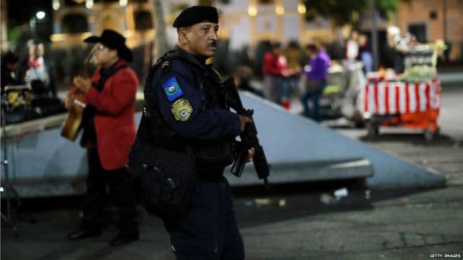 'Mariachi' i armatosur ekzekuton 3 persona dhe plagos 7 të tjerë në zonën turistike në Mexico City