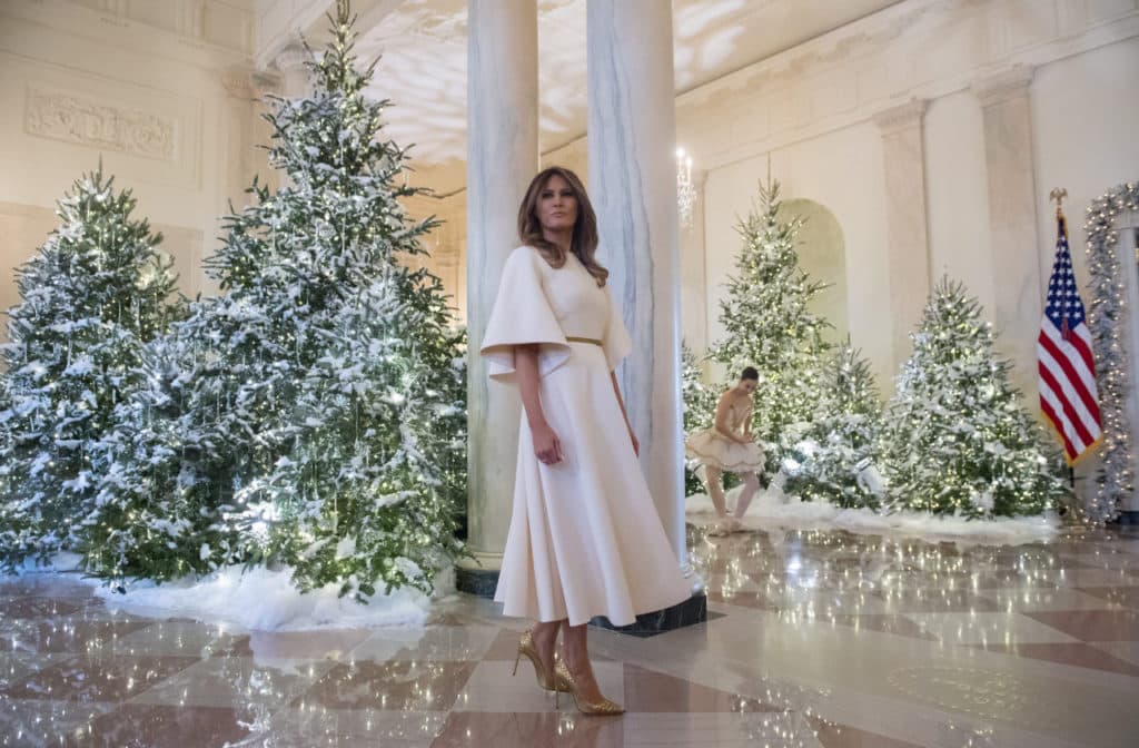 Krishtlindjet ndriçojnë Shtëpinë e Bardhë, Melania Trump hap dyert (VIDEO)