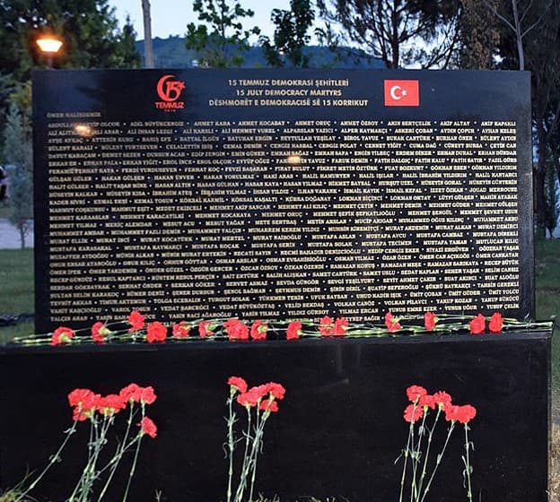 Bashkia e Tiranës ngre memorial për të rënët në mbrojtje të Erdoganit, qeveria nuk jep asnjë sqarim