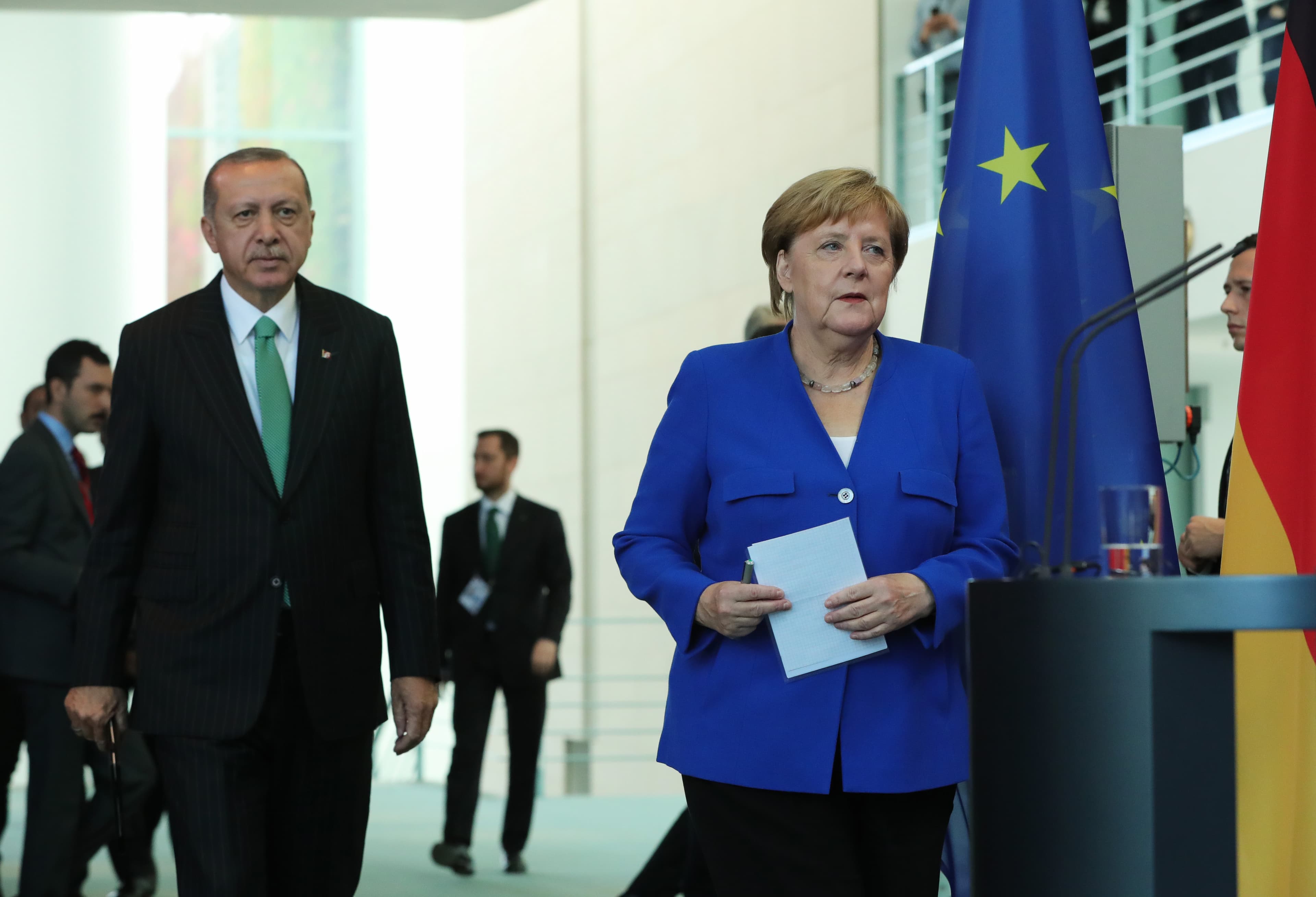 Merkel i kërkon Erdoganit të ndalojë mënjëherë sulmet