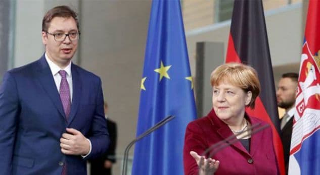 Merkel vazhdon përpjekjet për të mbajtur në këmbë qeverinë, pas presionit të aleatëve për largimin e emigrantëve 