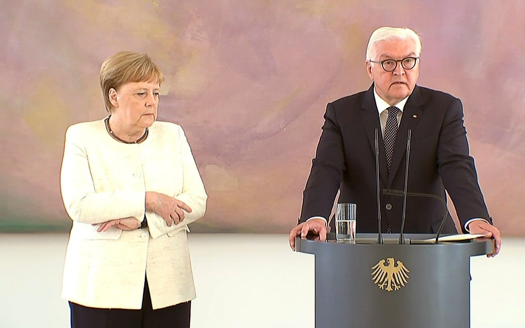 Sërish probleme shëndetësore për Merkel, përsëritet kriza e dridhjeve (VIDEO)