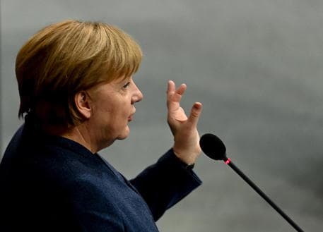Merkel i nënshtrohet testit PCR, rezulton negative 