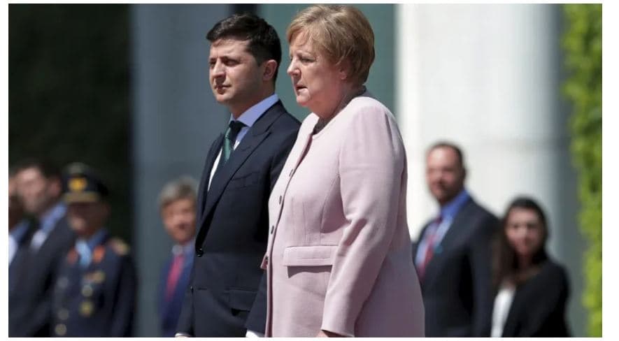 Probleme shëndetësore për Merkel gjatë një ceremonie në Berlin (VIDEO)