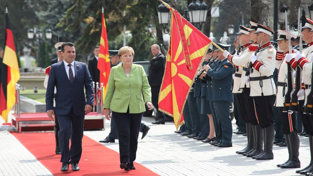 Merkel takon Zaevin në Shkup: Qytetarët të vendosin për të ardhmen në referendumin e 30 shtatorit (VIDEO)