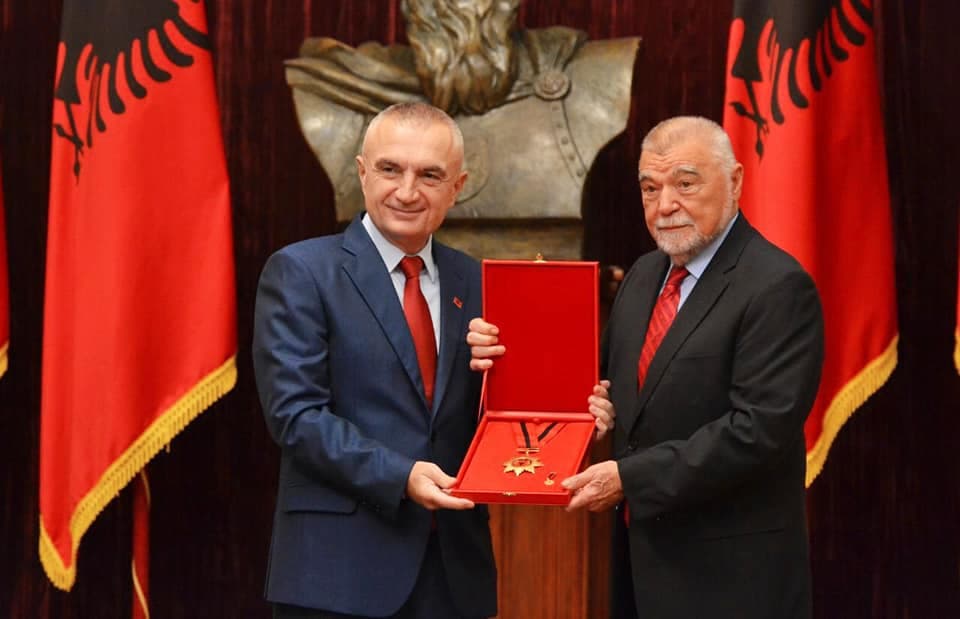 Meta dekoron ish-presidentin kroat me "Dekoratën e Flamurit" (VIDEO)