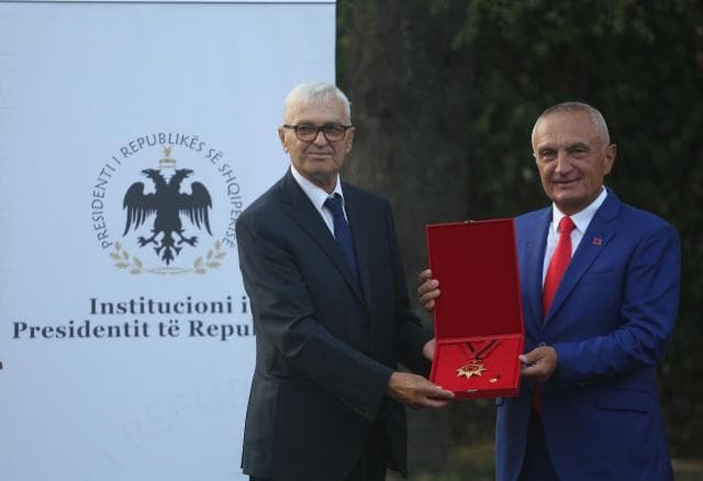 Meta vlerëson ish-presidentin Rexhep Meidani me “Dekoratën e Flamurit Kombëtar”
