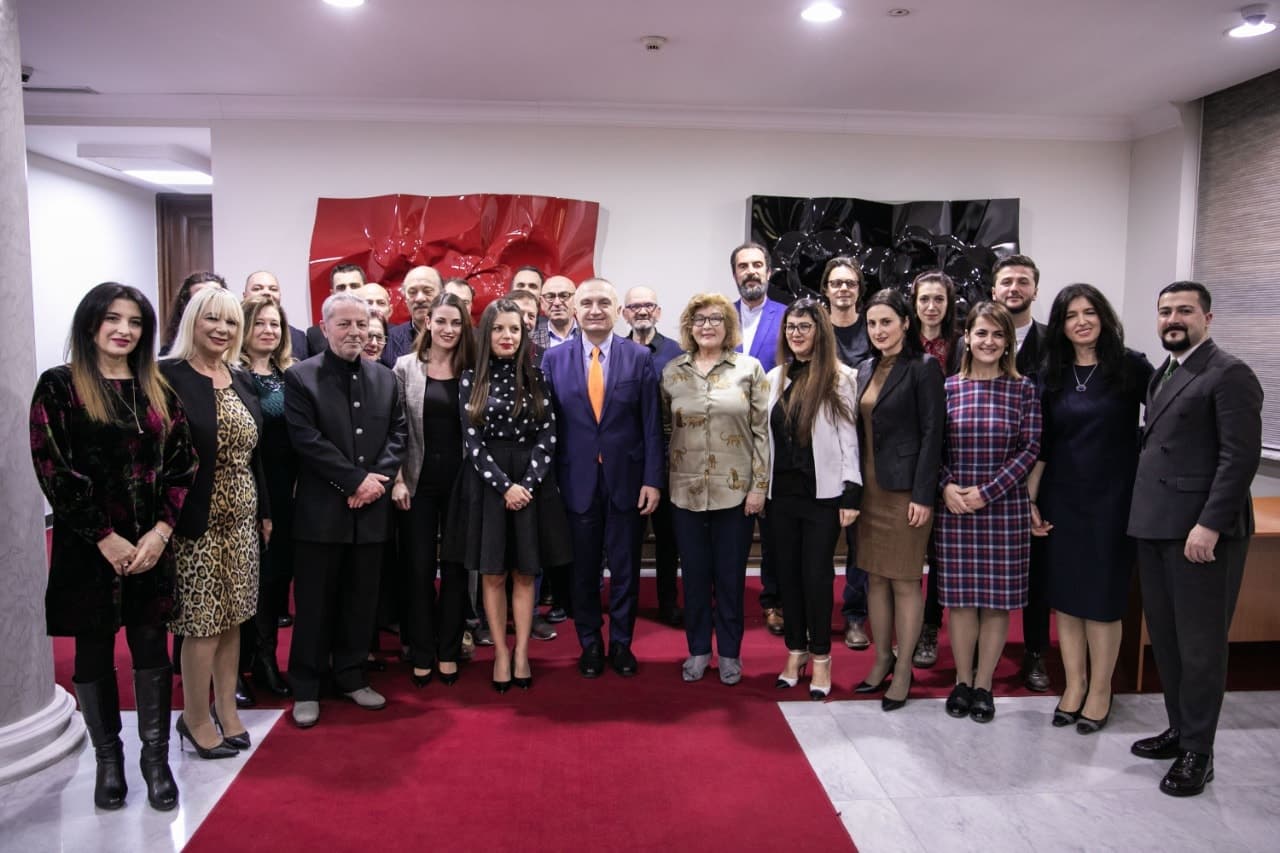 Presidenti Meta pret Aleancën për Mbrojtjen e Teatrit Kombëtar (FOTO)