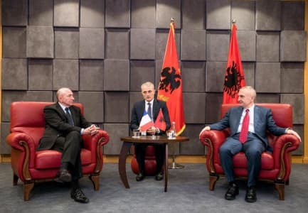 Ministri francez Collomb zhvillon një takim me presidentin Meta