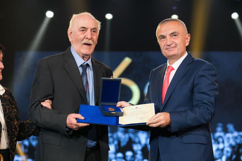 Dekoratat e presidentit, sa i kushtojnë buxhetit (VIDEO)