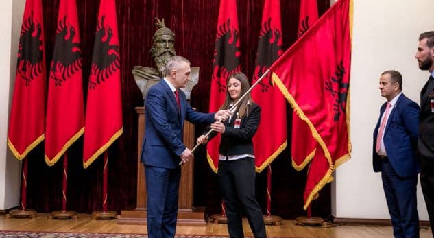 “Pyeongchang 2018” /Meta i dorëzon flamurin kombëtar sportistëve pjesëmarrës