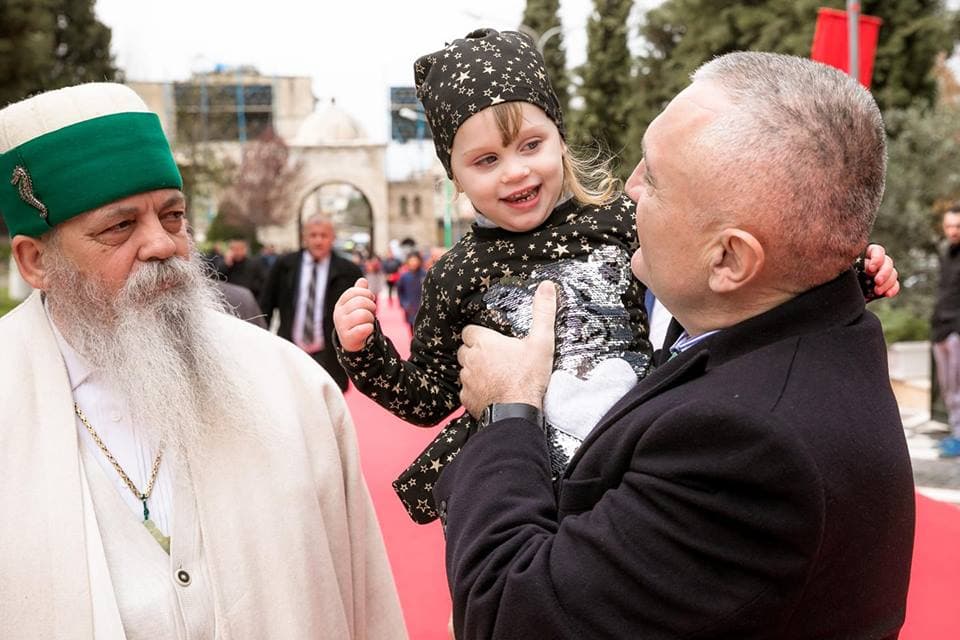 Bektashinjtë festojnë Sulltan Nevruzin, politika uron në Kryegjyshatën Botërore