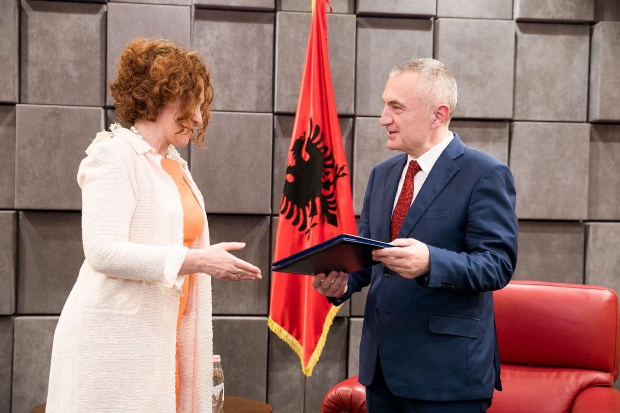 Vlahutin i dorëzon progres-raportin Metës: Ky rekomandim i gjen të gjithë shqiptarët të bashkuar
