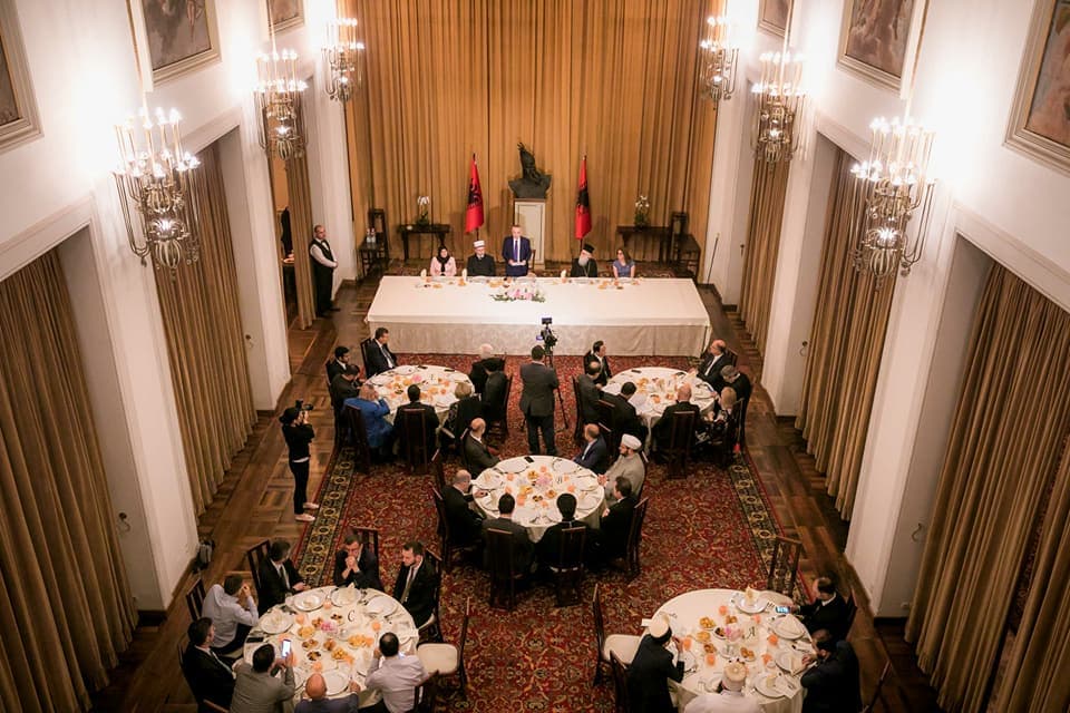 Meta shtron iftar me rastin e muajit të Ramazanit: Vlerësoj sakrificën e tyre në përkushtimin ndaj Zotit