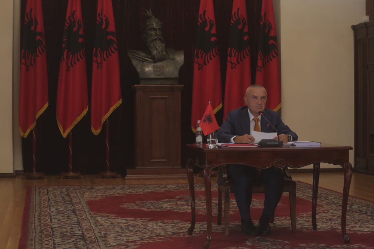 Meta: Nuk kam shkelur Kushtetutën, merruni me 18 tetorin
