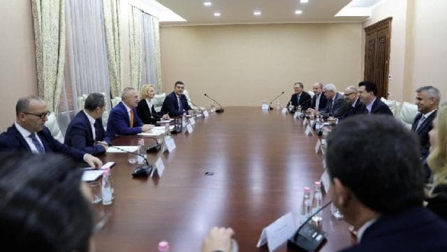 Meta mbledh opozitën për Teatrin dhe reformën zgjedhore